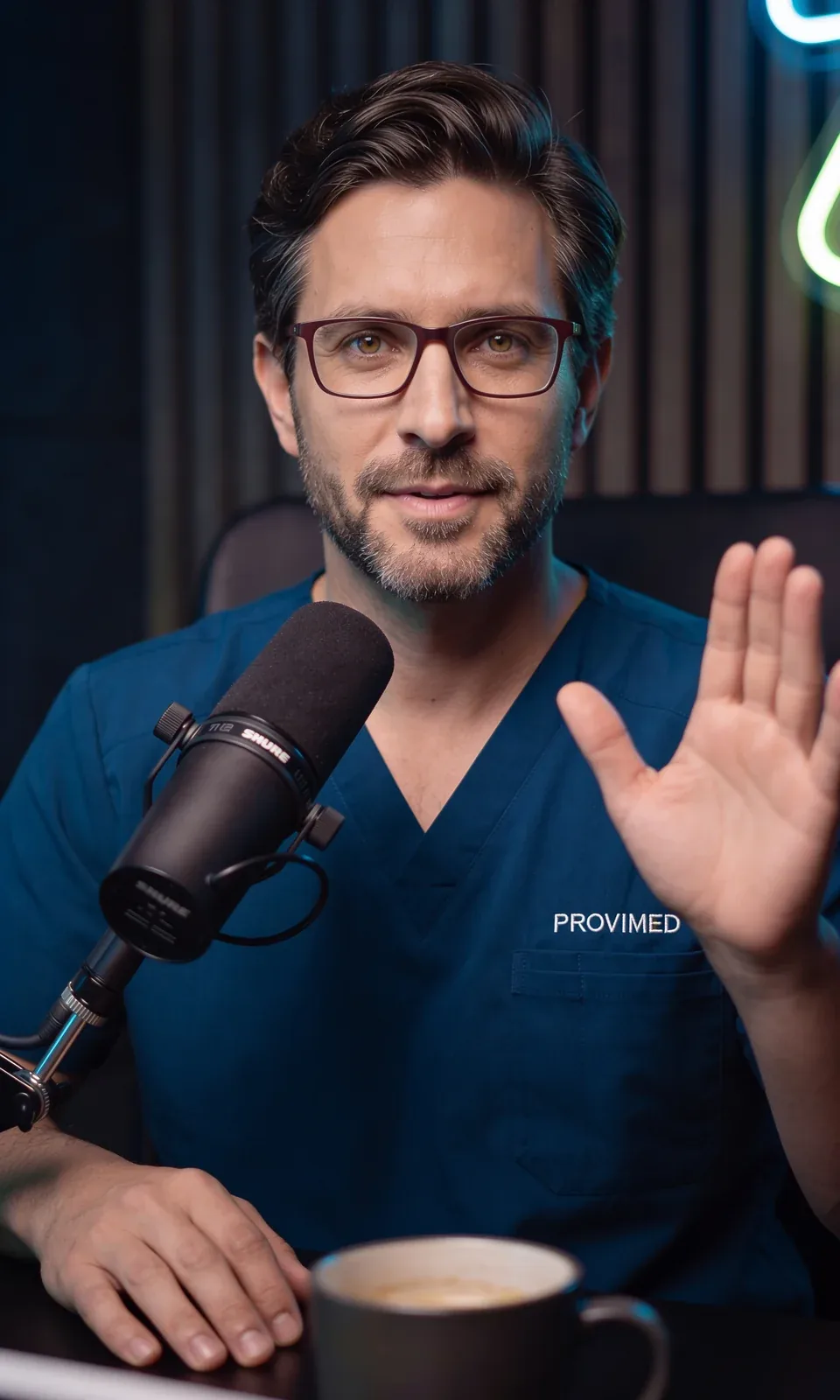 Imagen referencial: médico atendiendo por videollamada