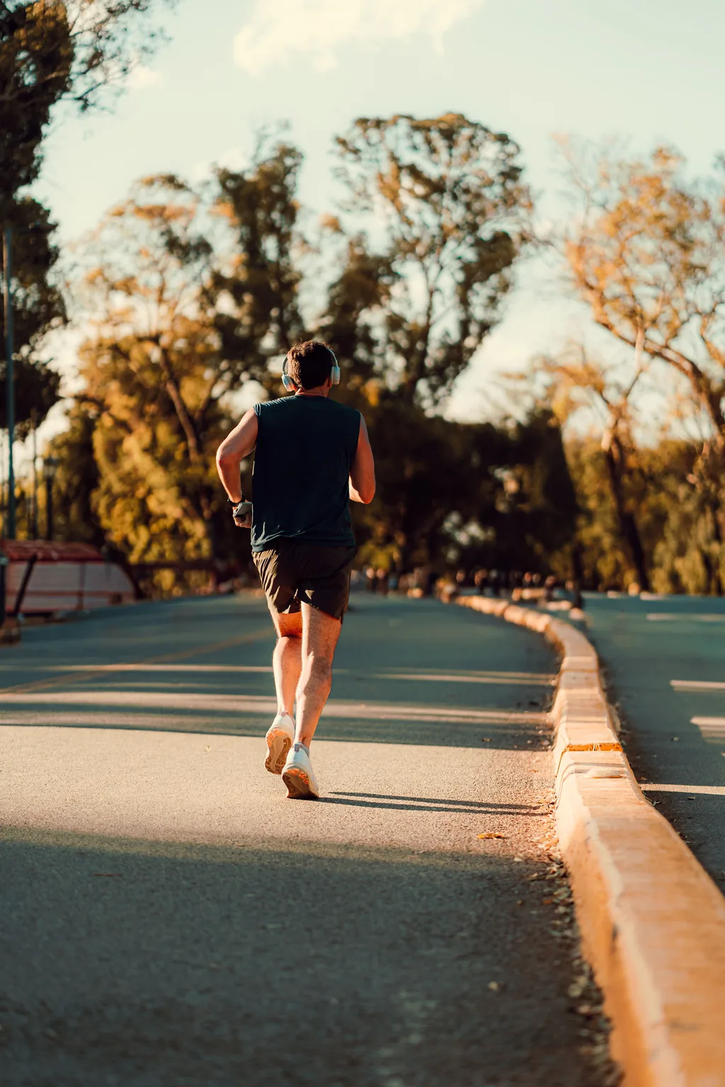 Imagen referencial: persona trotando al atardecer